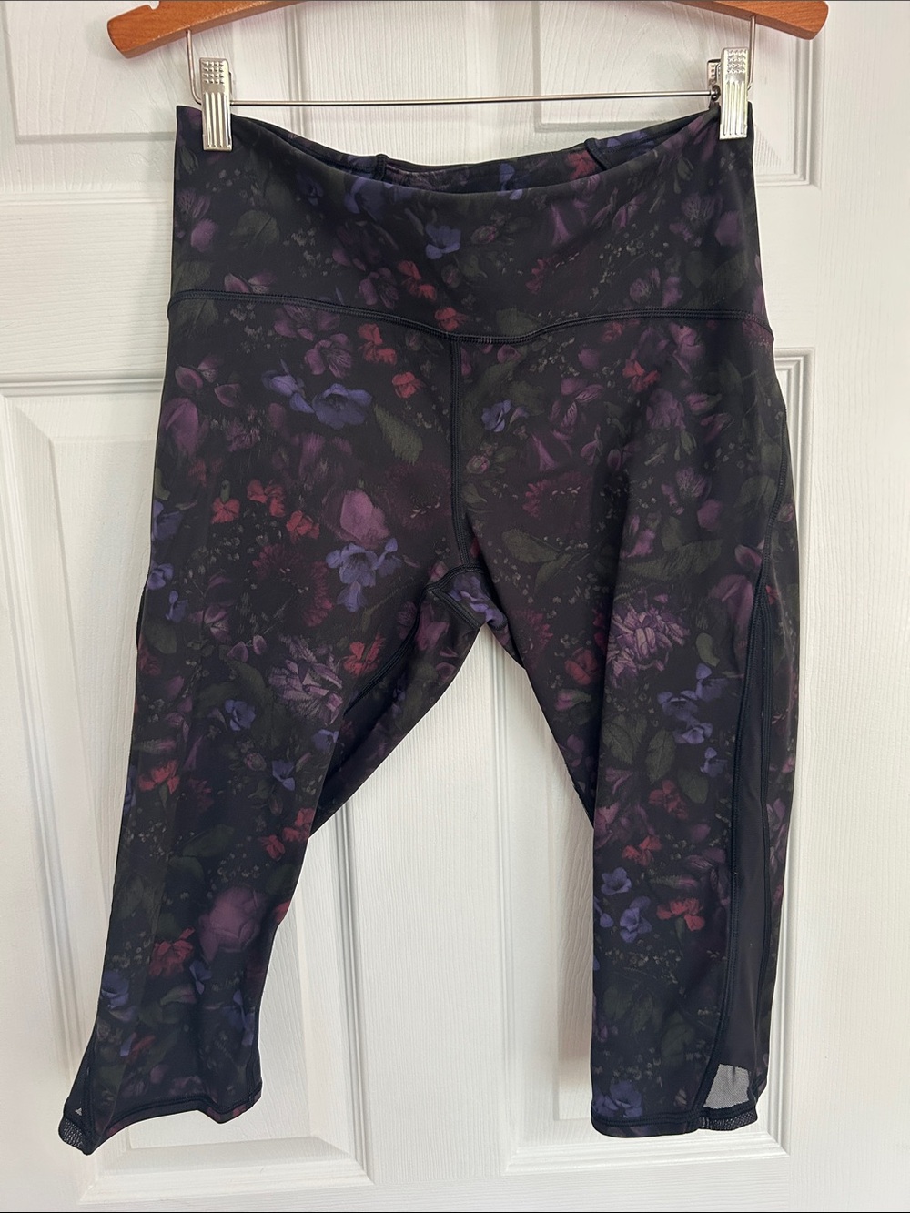 lulu lemon athletica Floral Performance Capri Leggings - Black/Purple 21”